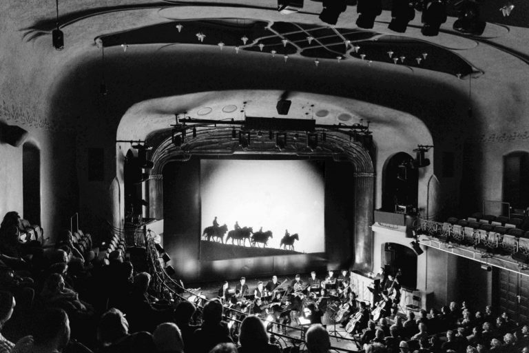Das Jüdische Kinovarieté mit der sechsten Folge der Stummfilm-Konzertreihe Flimmerkammer und dem Jewish Chamber Orchestra Munich