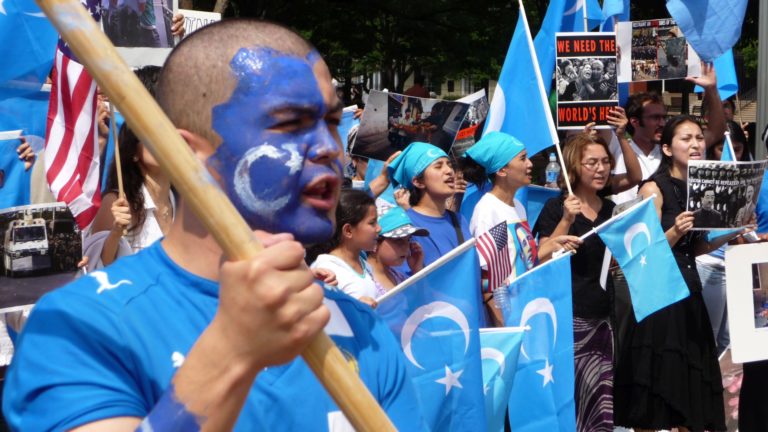 Solidarische Geste britischer Juden zum Tag der Shoah – Protest gegen die Verfolgung Uigurischer Muslime